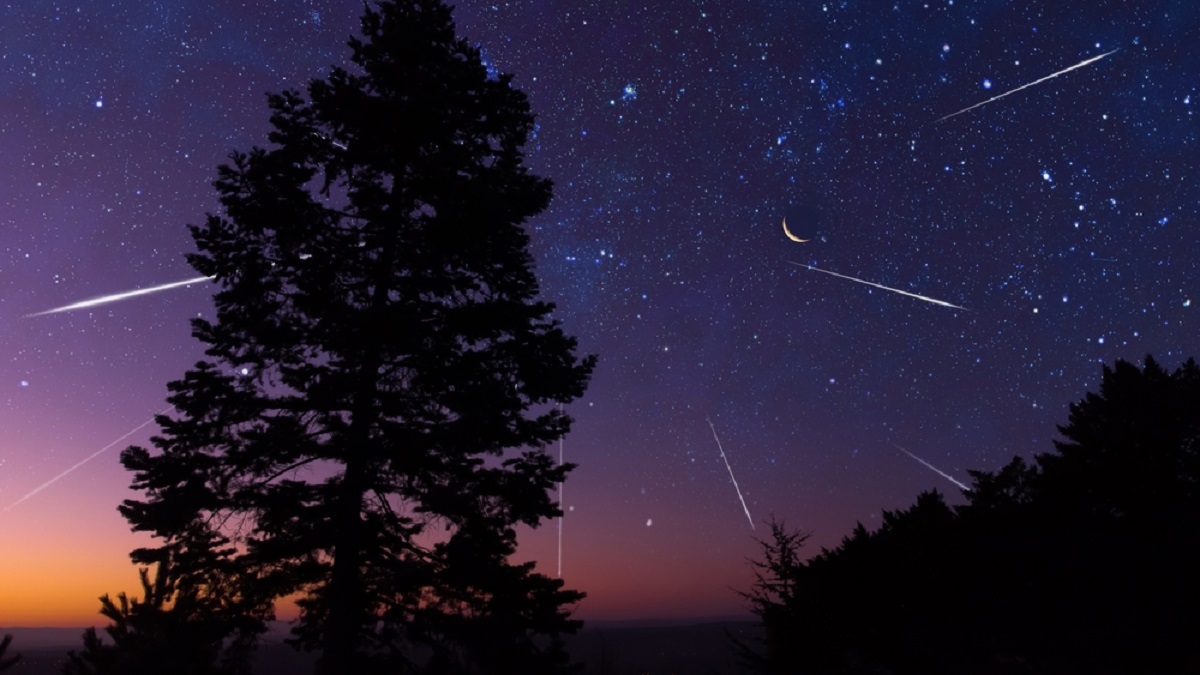 Fotografie făcută noaptea, în timpul unei ploi de meteori sau Perseide, așa cum mai este numit fenomenul astronomic