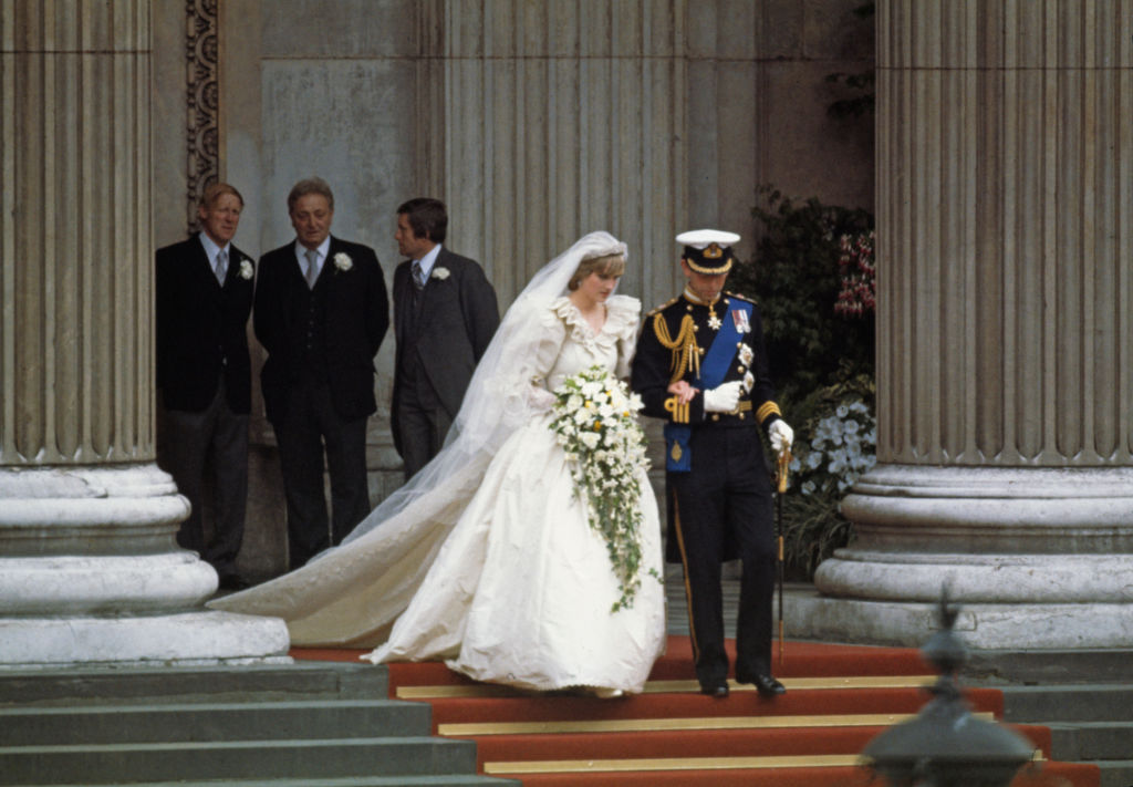 Prințul Charles și Prințesa Diana în timp ce pleacă de la Catedrala Saint Paul din Londra, după ceremonia de nuntă, care a avut loc pe 29 iulie 1981
