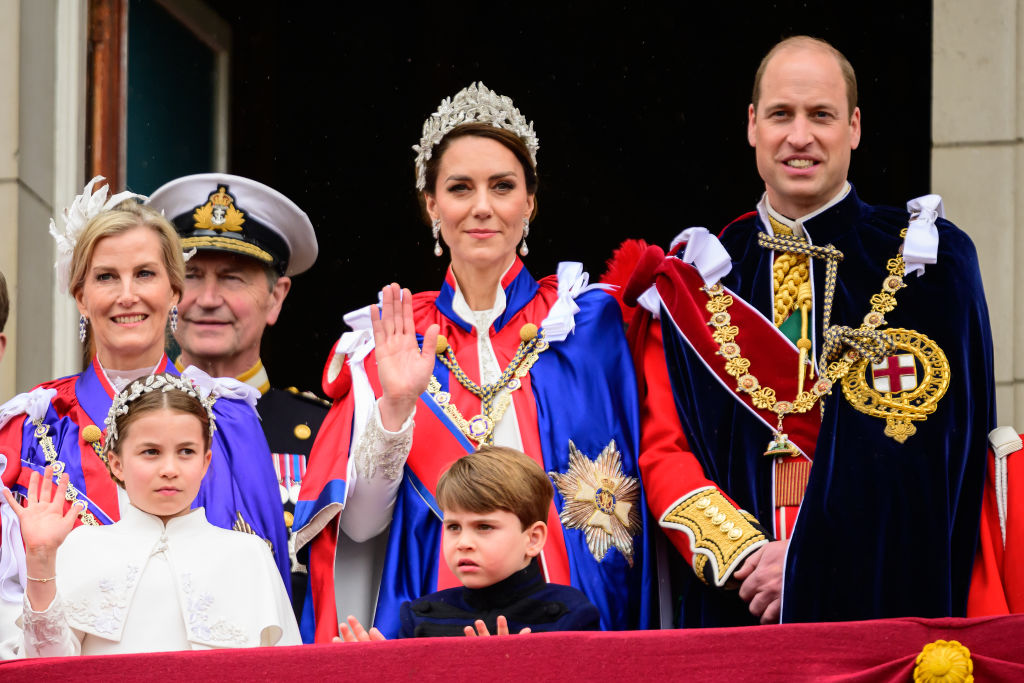 Kate Middleton alături de Prințul William și copiii lor, la balconul Palatului Buckingham, în ziua încoronării Regelui Charles
