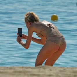 Prințesa Maria Carolina este cu spatele la plajă și își face selfie-uri