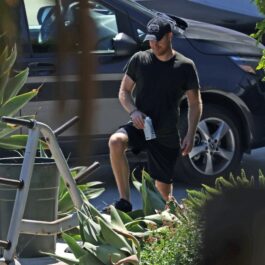 Prințul Harry, în haine sport, cu piciorul pe o bordură, în Santa Barbara, California