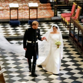 Prințul Harry și Meghan Markle se uită unul la celălalt în timp ce mers în fața altarului, în ziua nunții lor