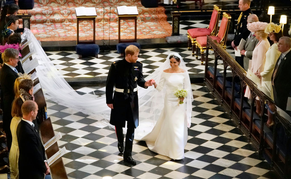 Prințul Harry și Meghan Markle se uită unul la celălalt în timp ce mers în fața altarului, în ziua nunții lor
