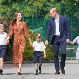 Kate Middleton și Prințul William, de mână cu copiii lor, pe stradă
