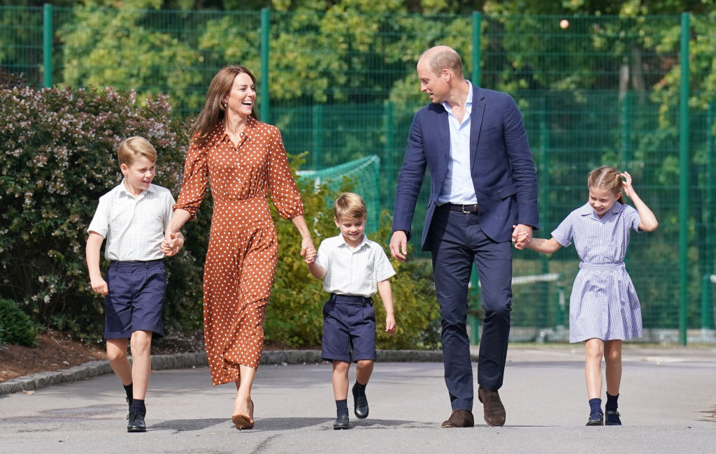 Kate Middleton și Prințul William, de mână cu copiii lor, pe stradă