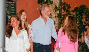 Îmbrăcată într-o ținută casual, Regina Letizia a ieșit în Palma de Mallorca împreună cu Regele Felipe al VI-lea și fiicele lor, Prințesa Leonor și Infanta Sofia, ca să vadă filmul „Barbie”