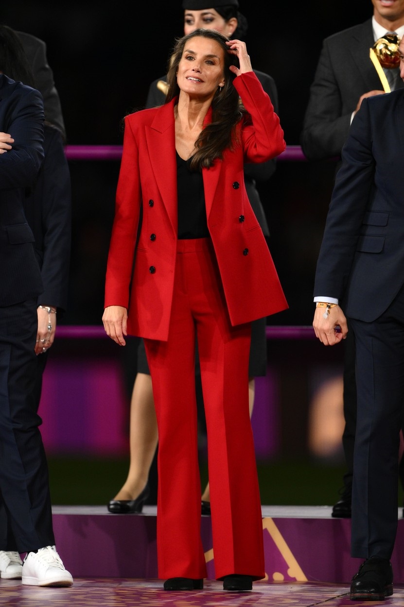 La Cupa Mondială Feminină FIFA 2023, Regina Letizia a Spaniei și-a făcut apariția într-un costum roșu, asortat cu un top negru și pantofi eleganți, negri