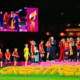 Toate jucătoarele din selecţionata Spaniei, pregătite pentru ceremonia de decernare a trofeului Cupei Mondiale Feminine FIFA 2023