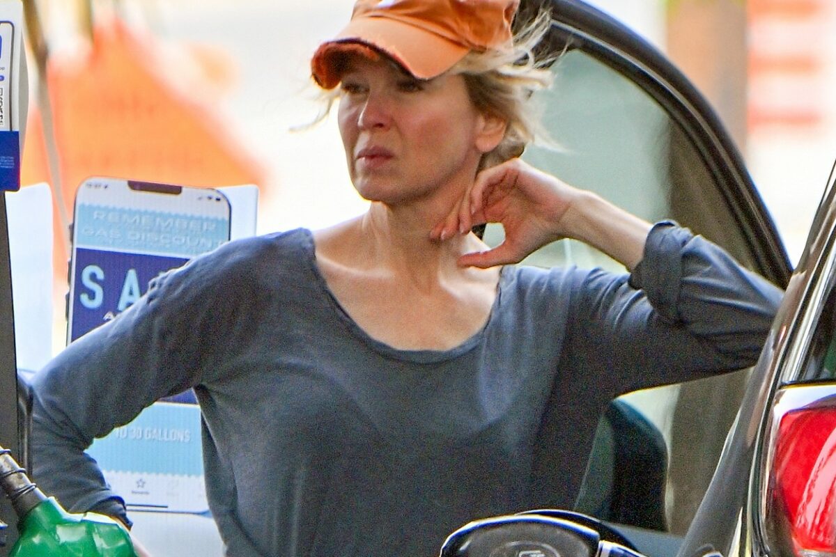 Renee Zellweger, în benzinărie, cu o șapcă portocalie pe cap