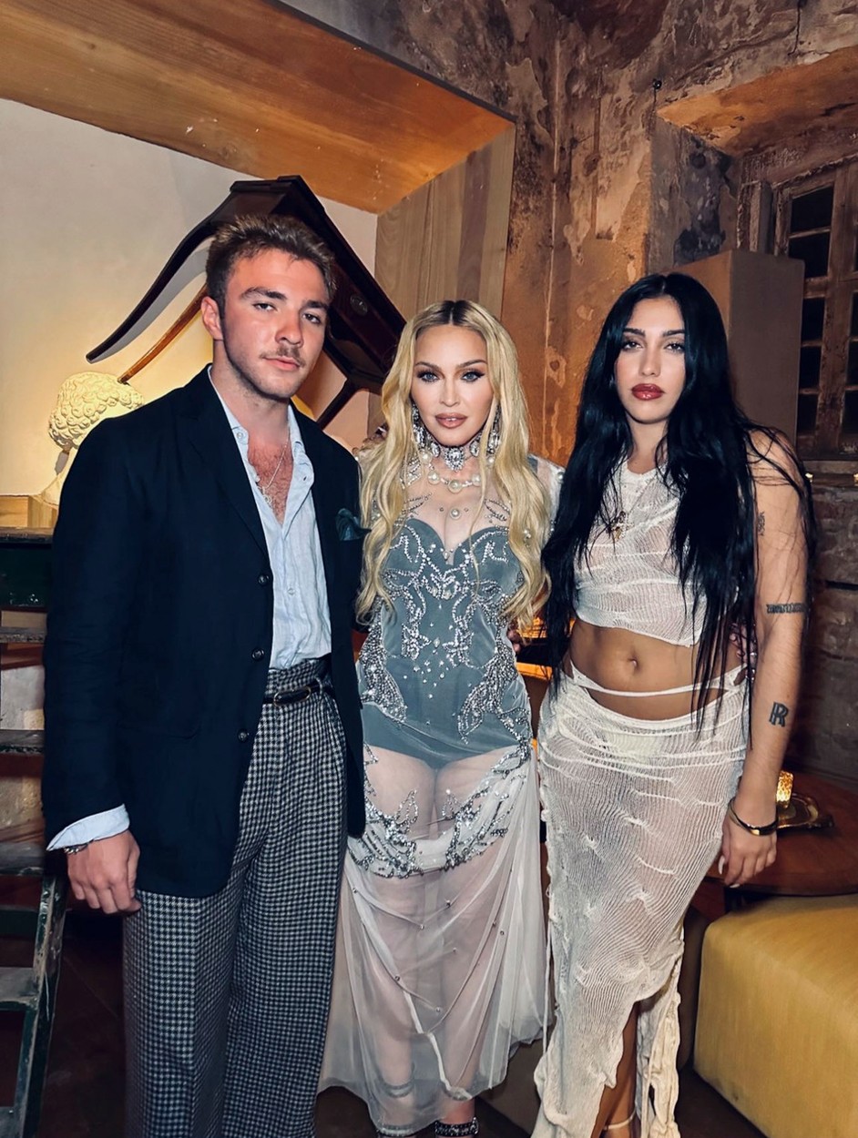 Madonna, într-o poză de album făcută la party-ul din Lisabona alături de Lourdes Leon și Rocco Ritchie
