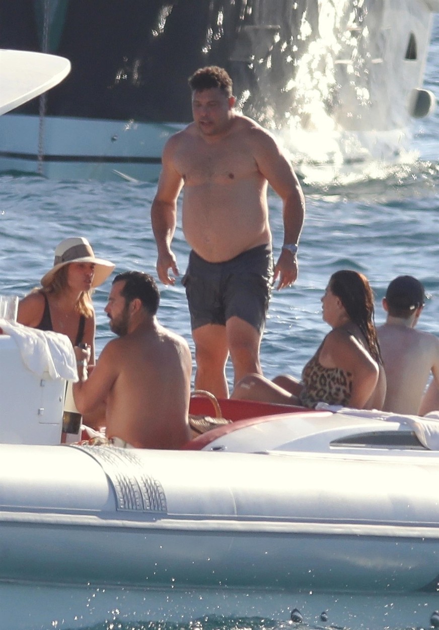 Fostul fotbalist brazilian stă în picioare în barca pe care s-a distrat împreună cu logodnica lui și câțiva prieteni