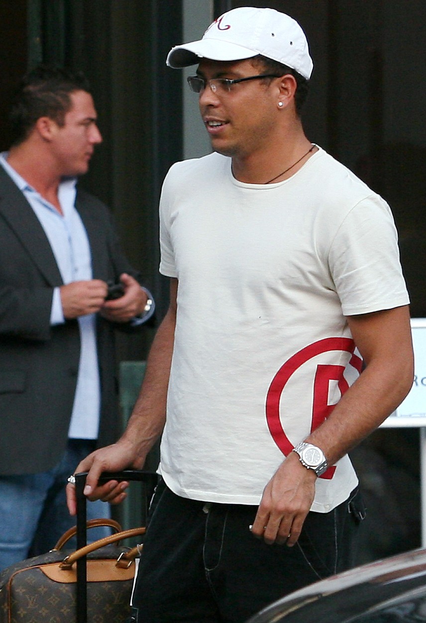Cu o șapcă albă pe cap, tricoul alb și pantaloni trei sferturi, Ronaldo a fost surprins pe 17 iunie 2007 în timp ce pleca de la un hotel din New York, America