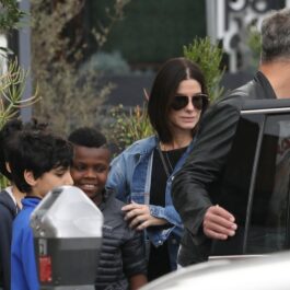 Sandra Bullock și Bryan Randall au fost surprinși în timp ce duceau pe Louis și Laila la un escape room din Los Angeles
