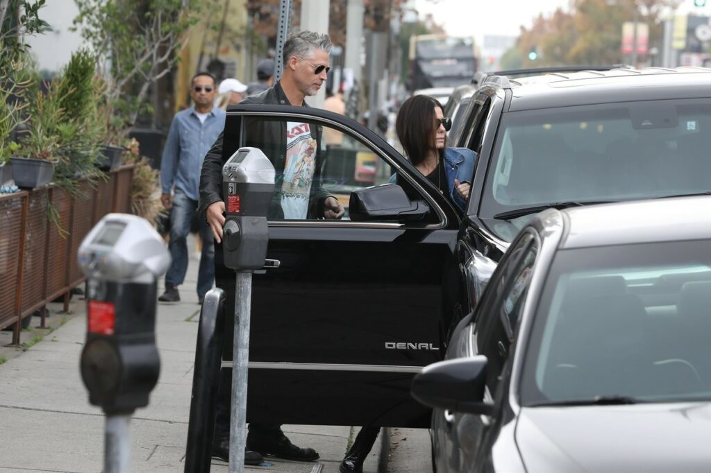 Bryan Randall ține portiera mașinii în timp ce Sandra Bullock se urcă pe scaunul din dreapta