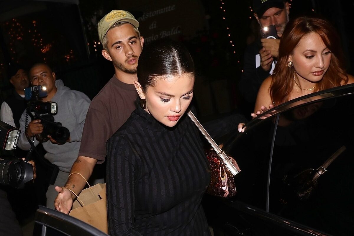 Selena Gomez și Francia Raisa în timp ce ies împreună dintr-un restaurant din Santa Monica
