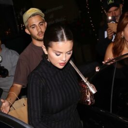 Selena Gomez și Francia Raisa în timp ce ies împreună dintr-un restaurant din Santa Monica