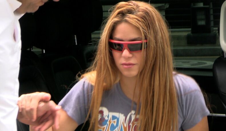 Cu ochelari de soare și îmbrăcată cu haine sport, Shakira a fost surprinsă în iunie 2023 în timp ce pleca din Barcelona, unde a petrecut câteva zile cu Lewis Hamilton