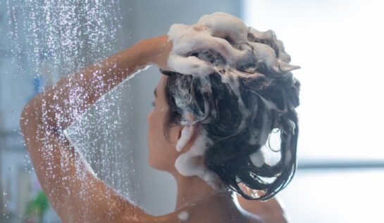 Spălarea părului o dată pe săptămână ar putea să-ți cauzeze probleme. Ce explicații au oferit specialiștii
