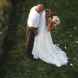 Tish Cyrus și Dominic Purcell în timp ce se țin în brațe la ceremonia de căsătorie
