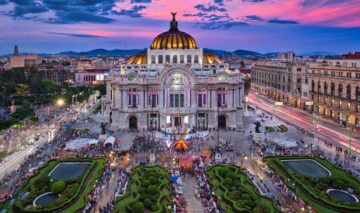 Poză făcută în timpul unui apus la Palatul Artelor Frumoase din Ciudad de Mexico (Palacio de Bellas Artes)