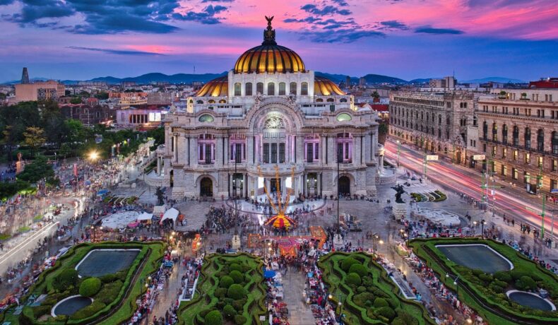 Poză făcută în timpul unui apus la Palatul Artelor Frumoase din Ciudad de Mexico (Palacio de Bellas Artes)