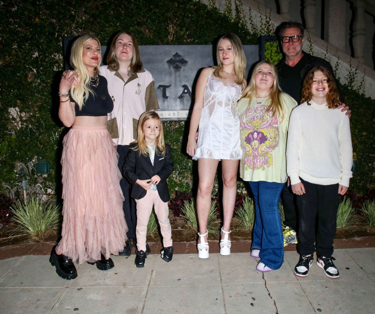 Poză de album cu Tori Spelling, alături de Dean McDermott și toți copii. Imaginea a fost imortalizată la petrecerea organizată de ziua Stellei