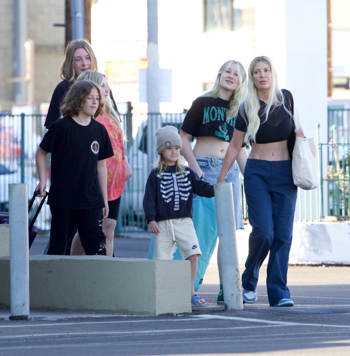 Tori Spelling și cei cinci copii, după ce au fost surprinși la un hotel ieftin din Los Angeles