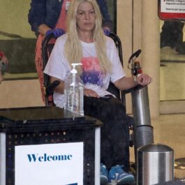 Tori Spelling în timp ce stă într-un scaun cu rotile
