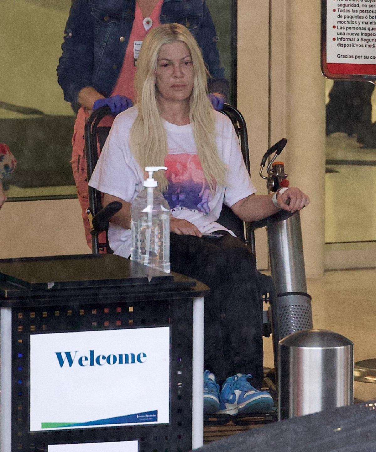 Tori Spelling în timp ce stă într-un scaun cu rotile
