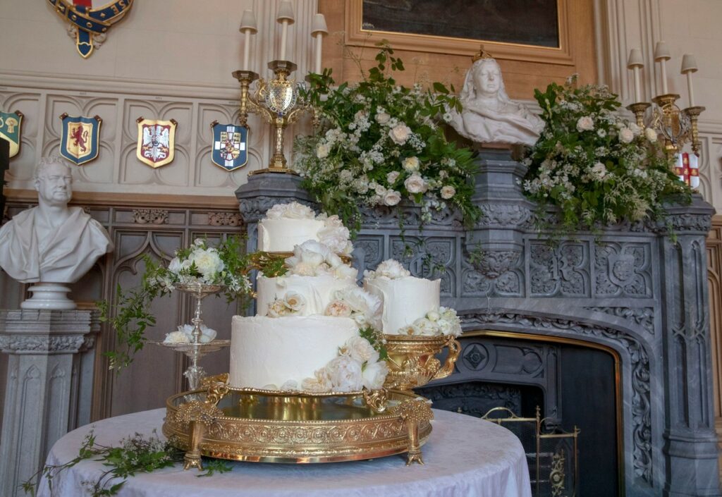 Tortul de la nunta Prințului Harry cu Meghan Markle a fost decorat cu trei tipuri diferite de bujori, o floare preferată de Ducesa de Sussex