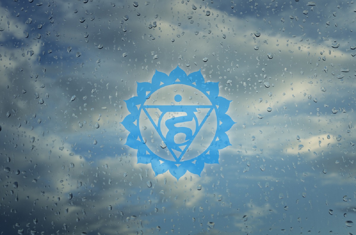 Simbolul pentru Chakra Gâtului este reprezentat cu albastru pe un geam pe care sunt stropi de ploaie și prin care se văd norii de pe cer