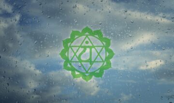 Simbolul pentru Chakra Inimii, cunoscută drept Anahata Chakra. Acesta este colorat cu verde pe un geam pe care sunt picături de ploaie