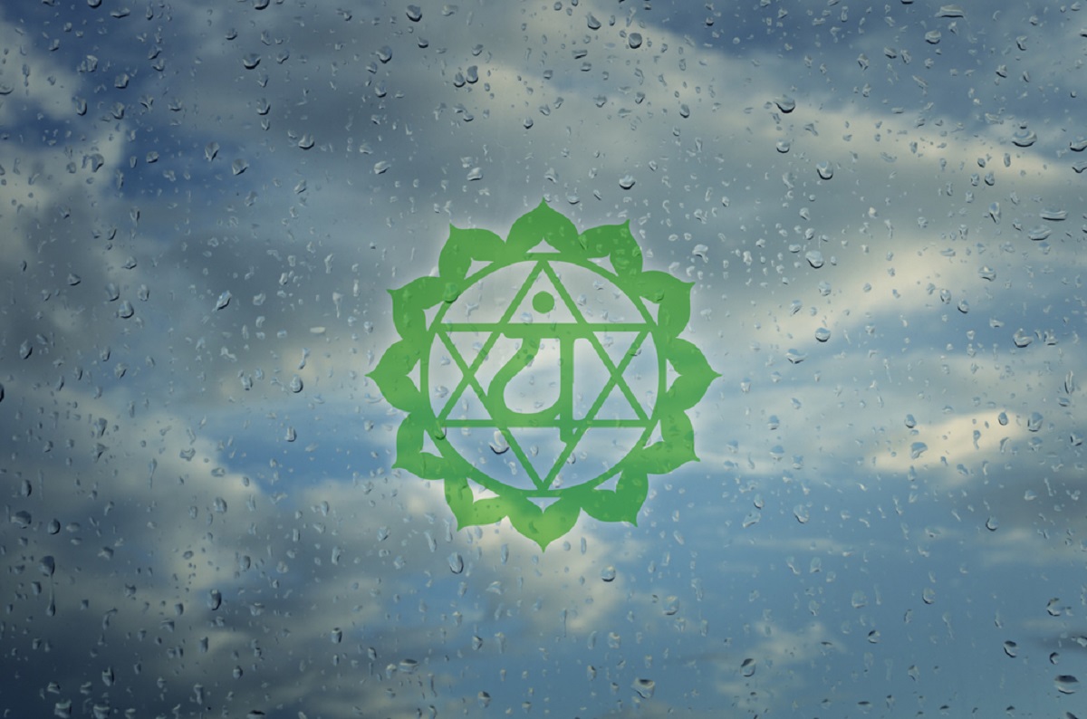 Simbolul pentru Chakra Inimii, cunoscută drept Anahata Chakra. Acesta este colorat cu verde pe un geam pe care sunt picături de ploaie