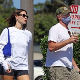 Vittoria Ceretti și Leonardo DiCaprio la plimbare pe străzile din Los Angeles