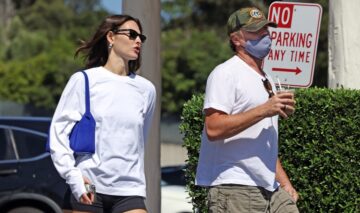 Vittoria Ceretti și Leonardo DiCaprio la plimbare pe străzile din Los Angeles