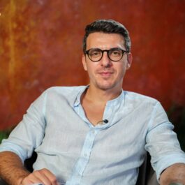 Alexandru Ion, într-o cămașă albă, cu ochelari la ochi, pe un fotoliu, la CaTine.ro