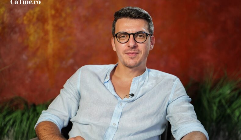 Alexandru Ion, într-o cămașă albă, cu ochelari la ochi, pe un fotoliu, la CaTine.ro