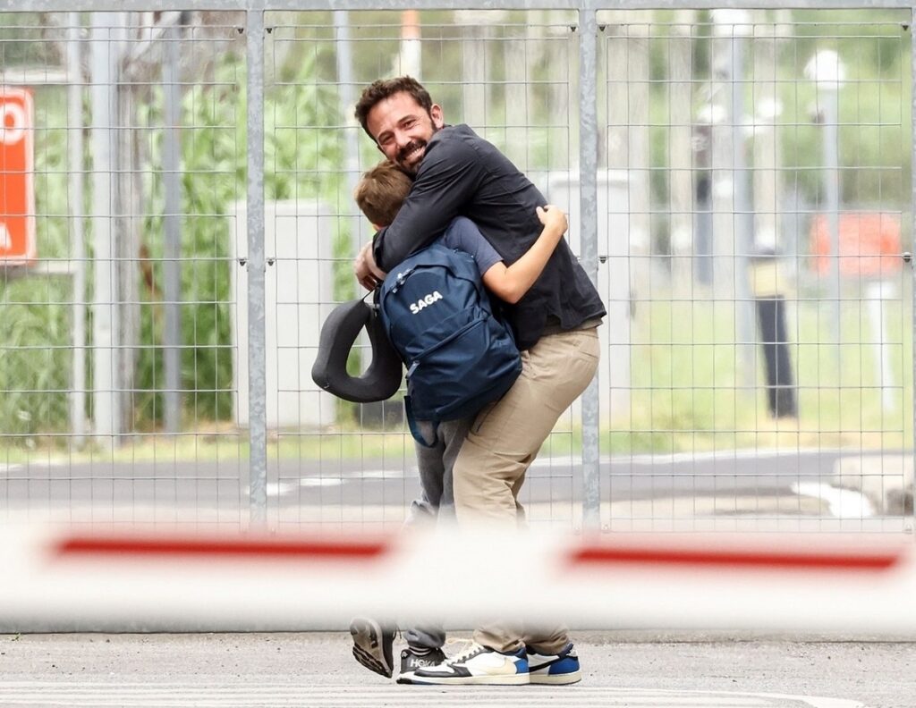 Ben Affleck în timp ce se ține în brațe cu fiul său, Samuel