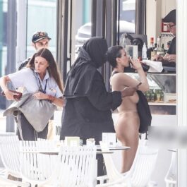 Bianca Censori și Kanye West în timp ce își cumpără băuturi de la un bar din Italia