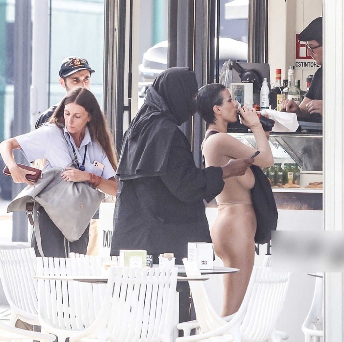 Bianca Censori și Kanye West în timp ce își cumpără băuturi de la un bar din Italia