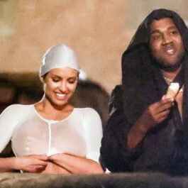 Bianca Cnesori și Kanye West în timp ce se plimbă noaptea prin Florența