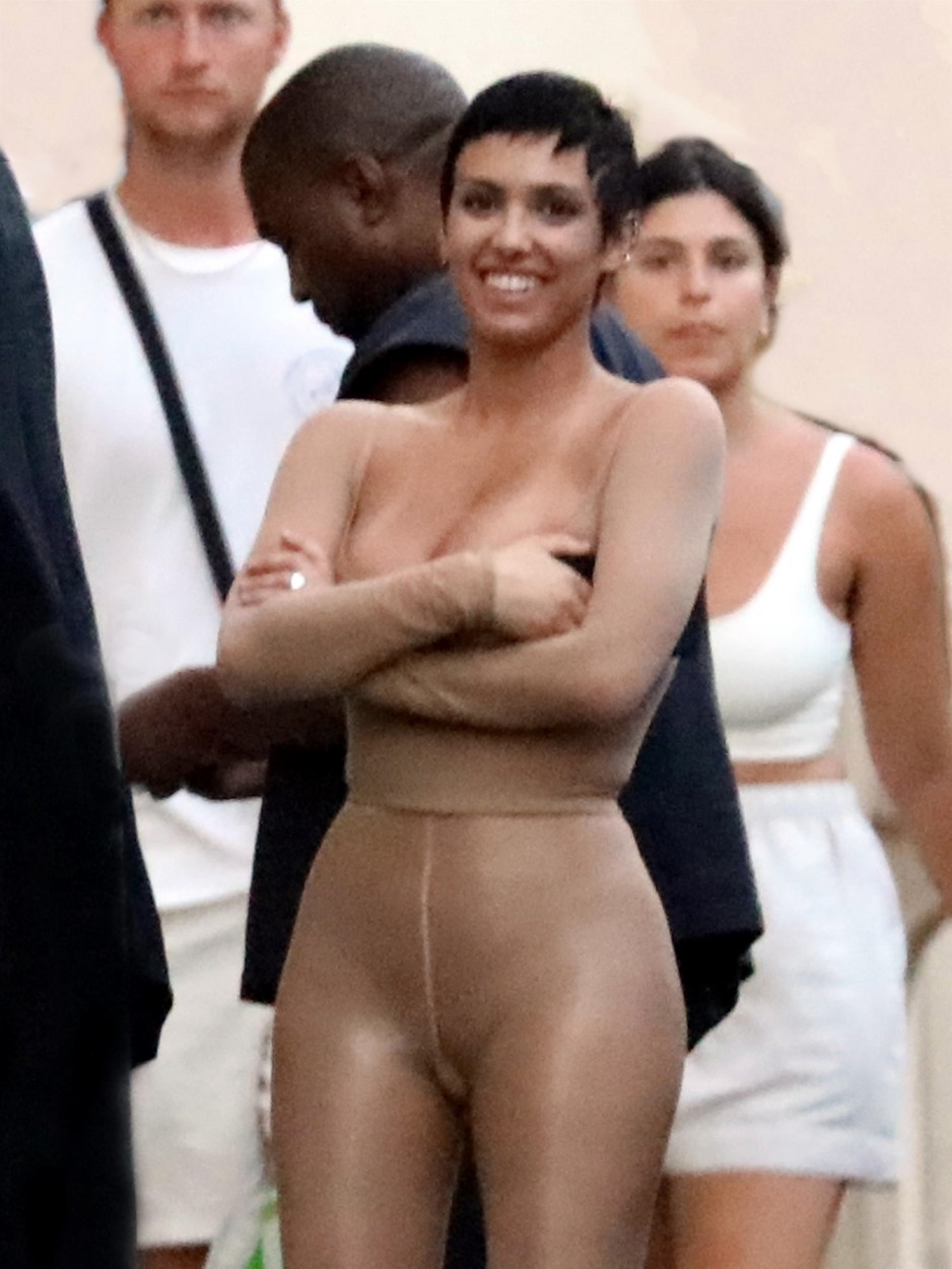 Bianca Censori, într-o ținută transparentă, cu mâinile împreunate în jurul bustului