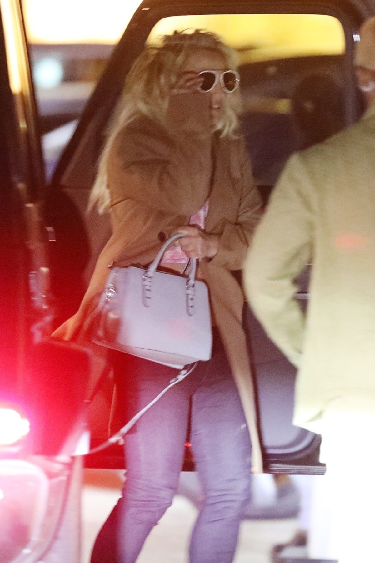 Britney Spears în timp ce iese dintr-un club din Malibu