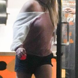 Britney Spears într-o bluză pe umăr și o pereche de panataloni scurți pe străzile din Los Angeles