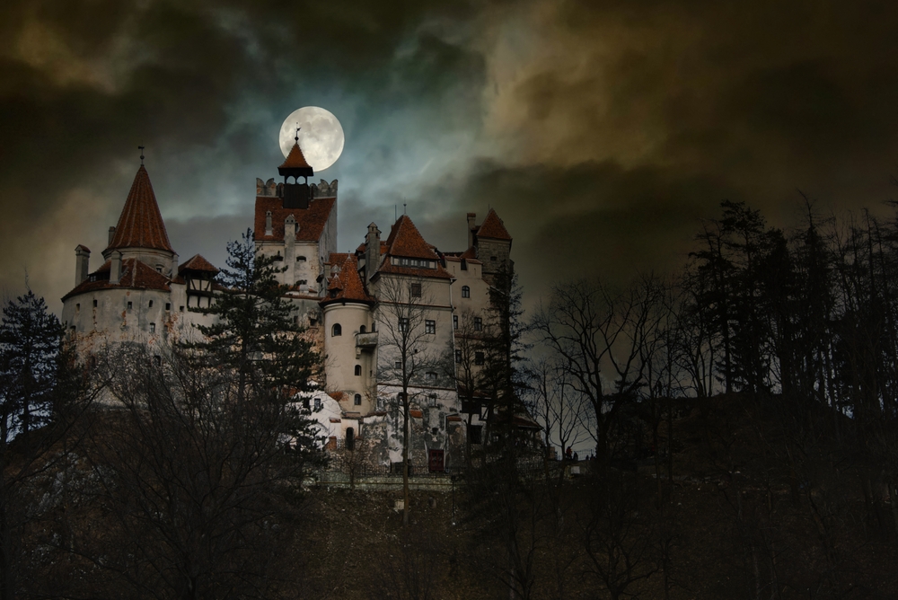 Castelul Bran, fotografiat într-o seară cu Lună Plină