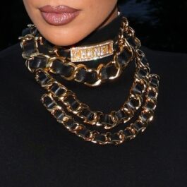 Colierul pe care l-a purtat Kim Kardashian la un eveniment, cu zale mari, din aur