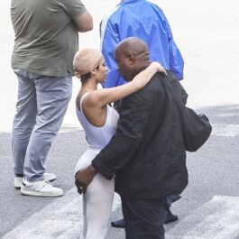 Bianca Censori și Kanye West în timp ce se țin în brațe unul pe celălat
