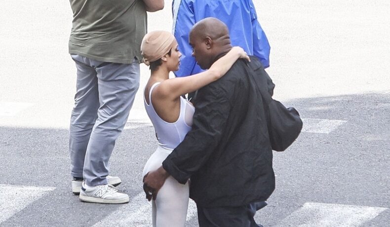 Bianca Censori și Kanye West în timp ce se țin în brațe unul pe celălat