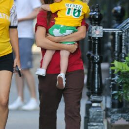 Emily Ratajkowski, pe stradă, cu fiul ei, la plimbare, în haine lejere