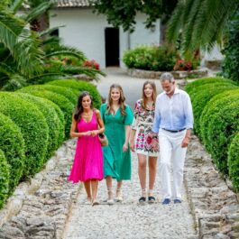 Familia Regală a Spaniei, într-o grădină din Mallorca, în ținute de vară